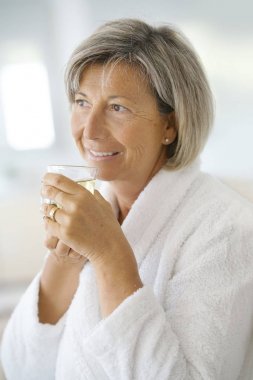 bornoz içme içinde kadın