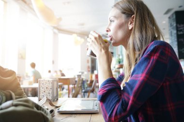  dijital tablet kullanan kadın