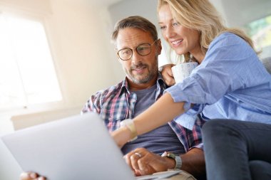 Olgun çift internet üzerinden bağlı 