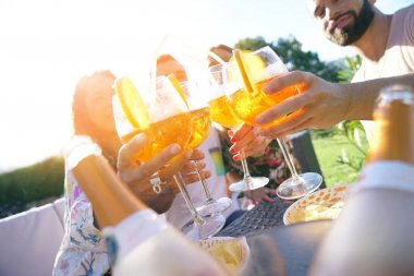  içecekler ile neşelenmeye arkadaşlar