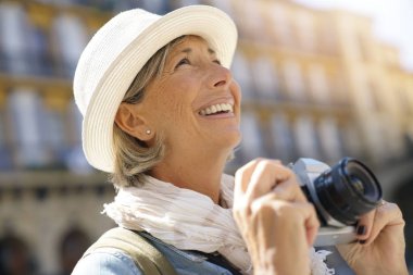 kadın kıdemli fotoğraf çekimi 