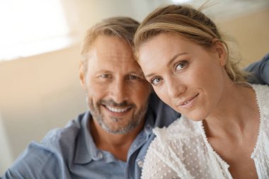 Olgun çift evde rahatlatıcı