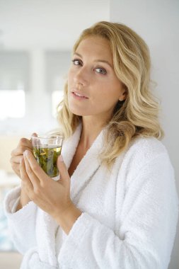 infüzyon içme bornoz kadında