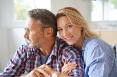  Çift evde dinleniyor.