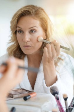 Makyaj yapan kadın