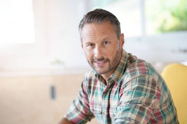 evde rahatlatıcı yakışıklı olgun adam