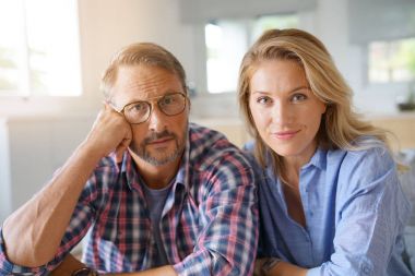  Çift evde dinleniyor.