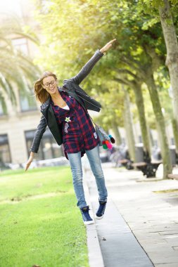 Trendy kız parapetin üzerinde yürüme