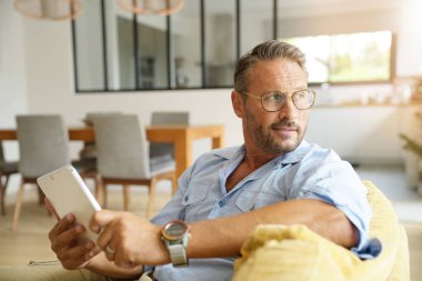 Tablet ile bağlı adam 