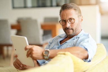 Tablet ile bağlı adam 