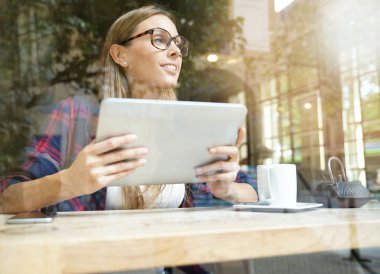 Dijital tablet ile bağlı kız