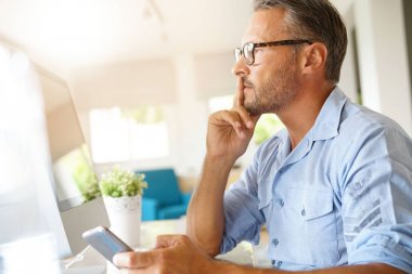 Smartphone kullanarak ev-ofis çalışanı