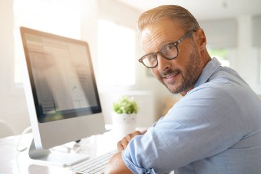 Olgun adam evden çalışma 