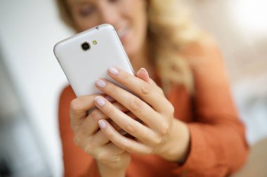  Akıllı telefon kullanan kadın