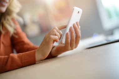  Akıllı telefon kullanan kadın