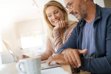  dizüstü bilgisayarınızda çift evde çalışma