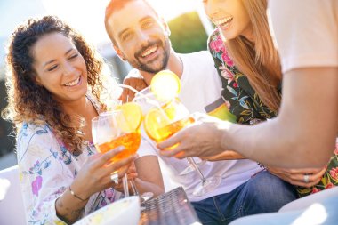  içecekler ile neşelenmeye arkadaşlar