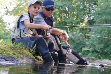 Babam ve oğlum huzurlu zaman Balık tutma