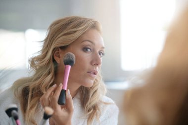Makyaj yapan kadın