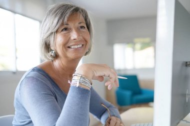  Ofiste çalışan kadın.