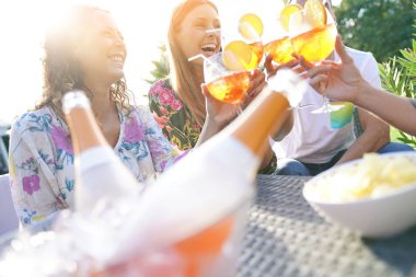 arkadaşlar yaz kokteylleri ile tezahürat