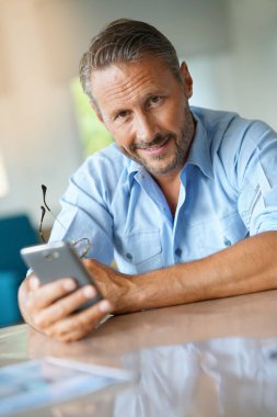 Olgun adam akıllı telefon kullanma