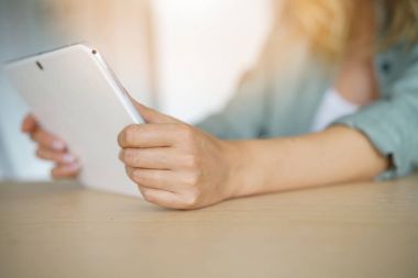 Dijital tablet ekran kadının elinde closeup 