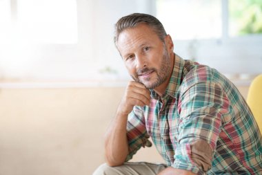 evde rahatlatıcı yakışıklı olgun adam