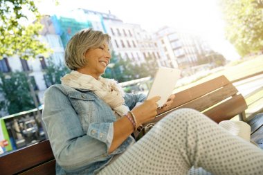 Tablet ile bağlı kadın