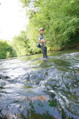 Nehirde avlanma çocuk