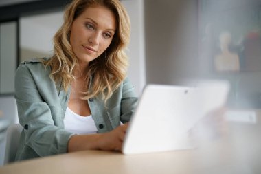 Kadın websufing Internet üzerinde 