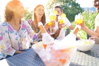 arkadaşlar yaz kokteylleri ile tezahürat