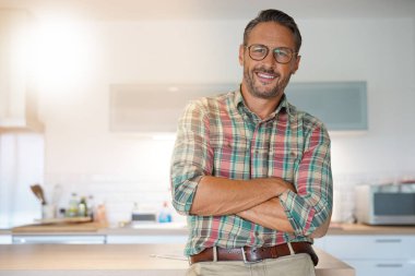 adam kameraya bakarak gözlük ile