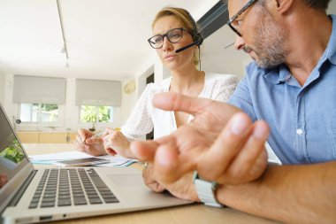 konferans araması insanlarda 