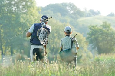  Baba ve oğul alanına yürüyor