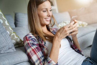 Akıllı telefon kullanan kadın