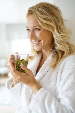 infüzyon içme bornoz kadında