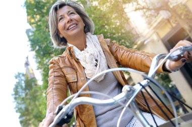 kadın kıdemli binicilik şehir bisikleti