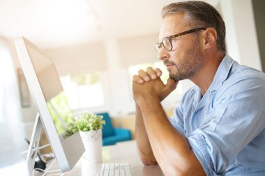 Olgun adam evden çalışma 