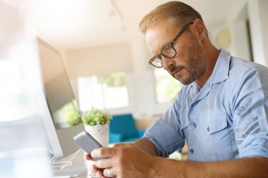 Smartphone kullanarak ev-ofis çalışanı