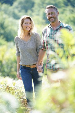 Kırsal kesimde güneşli günde yürüyüş mutlu olgun çift