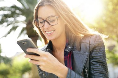  smartphone kullanarak kasabanın kızı