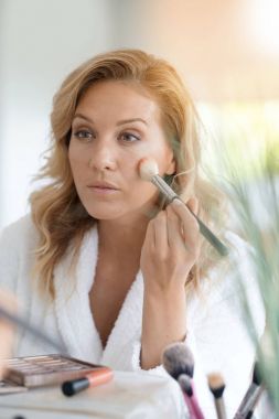 Makyaj yapan kadın