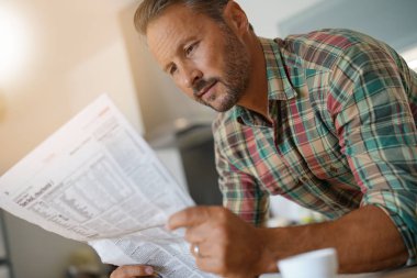  Olgun erkek kahve içme 