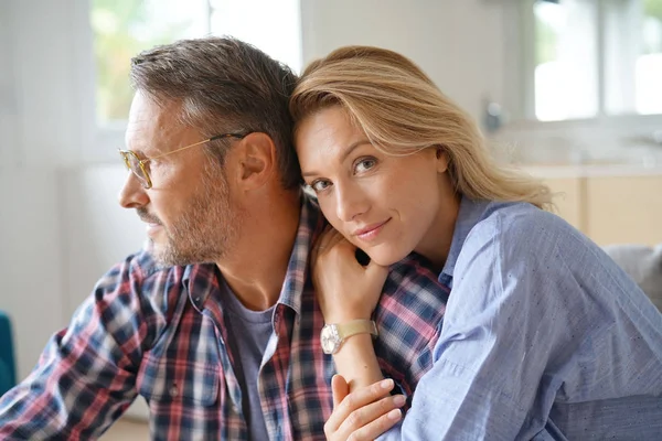  Çift evde dinleniyor.