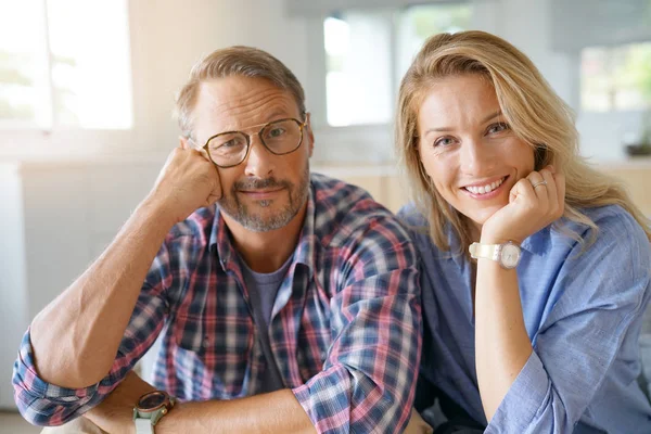  Çift evde dinleniyor.