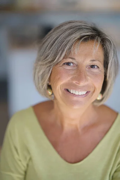 Porträt Einer Attraktiven Seniorin Die Lächelt — Stockfoto