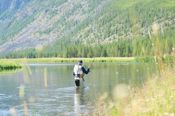 Pesca con mosca en el río Madison — Foto de Stock