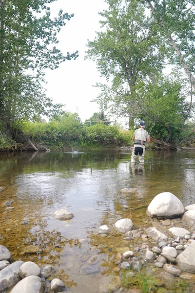 Pêcheur pêchant dans la rivière Gallatin — Photo