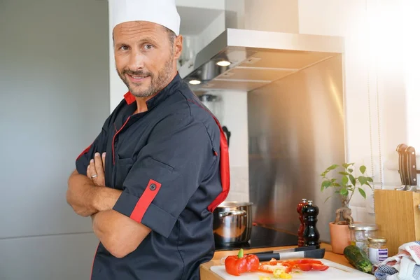 Retrato de chef em pé uniforme — Fotografia de Stock